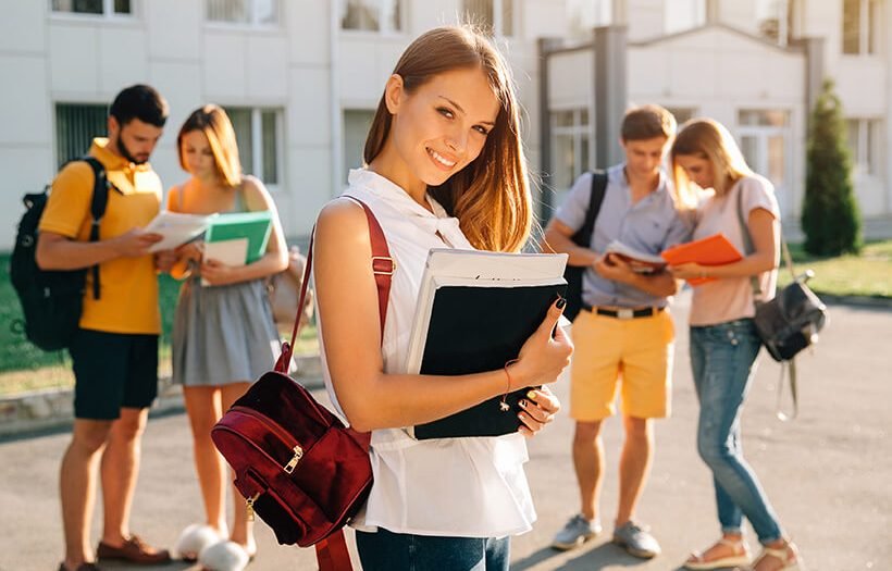Що подарувати однокласниці на 8 березня — ідеї подарунків 2024