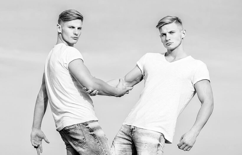 Що подарувати брату: кращі ідеї подарунків для будь-якого віку